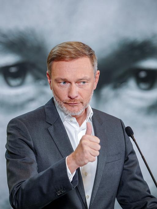 Christian Lindner, Parteivorsitzender der FDP, gibt nach einer Sitzung des Bundesvorstands seiner Partei eine Pressekonferenz zu seiner Kandidatur als FDP-Spitzenkandidat für die vorgezogene Bundestagswahl.