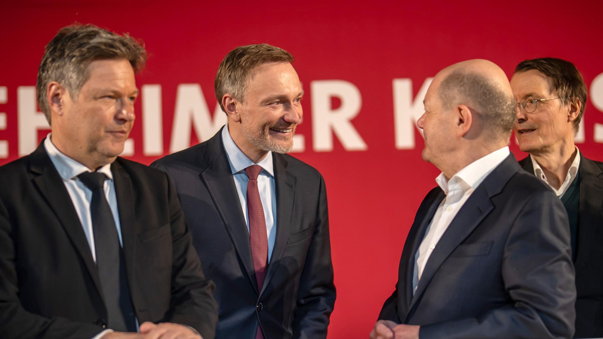 Bundeskanzler Olaf Scholz (2.v.r.) mit seinen Ministern Robert Habeck (Grüne), Christian Lindner (FDP) und Karl Lauterbach (SPD)