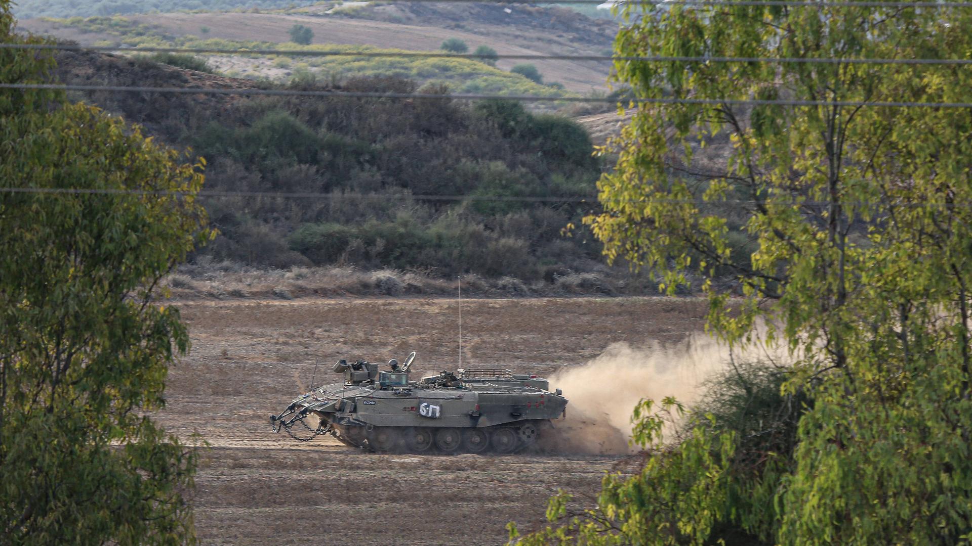 Ein israelischer Panzer ist im nördlichen Gazastreifen nahe der Stadt Beit Hanoun stationiert. 