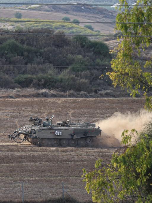 Ein israelischer Panzer ist im nördlichen Gazastreifen nahe der Stadt Beit Hanoun stationiert. 