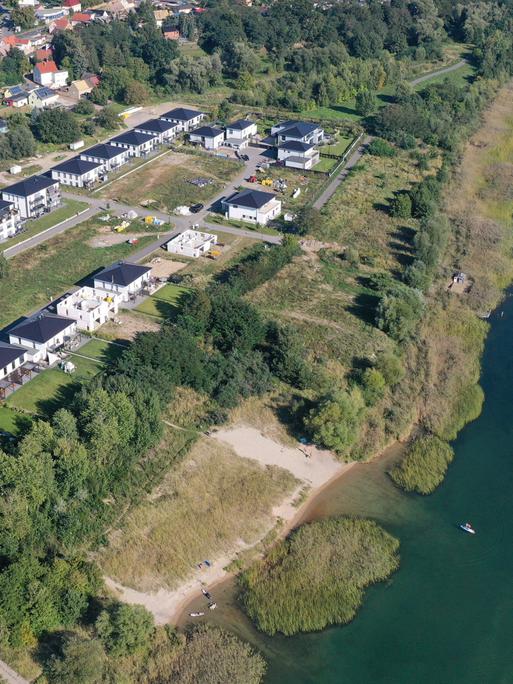 Luftaufnahme des Goitzschesees in Bitterfeld mit neu gebauten Häusern am Ufer des Sees, September 2023.