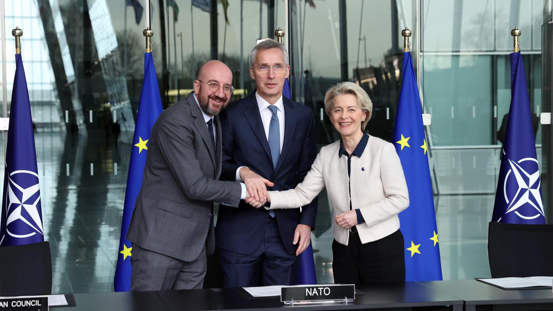 NATO-Generalsekretär Jens Stoltenberg, EU-Kommissionspräsidentin Ursula von der Leyen und der Präsident des Europarats, Charles Michel, stehen zusammen nach der Unterzeichnung des Kooperationsabkommens von EU und NATO