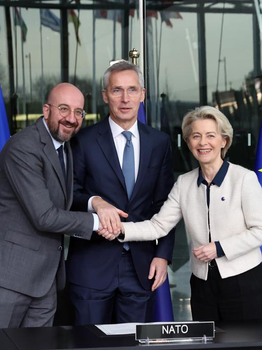 NATO-Generalsekretär Jens Stoltenberg, EU-Kommissionspräsidentin Ursula von der Leyen und der Präsident des Europarats, Charles Michel, stehen zusammen nach der Unterzeichnung des Kooperationsabkommens von EU und NATO
