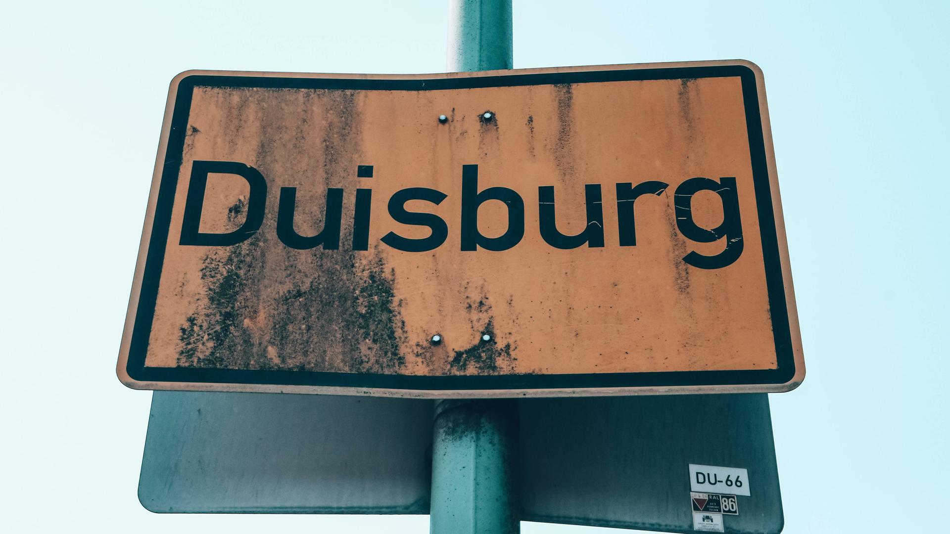 Ein fleckiges Ortseingangsschild der Stadt Duisburg. Ein fleckiges Ortseingangsschild der Stadt Duisburg.