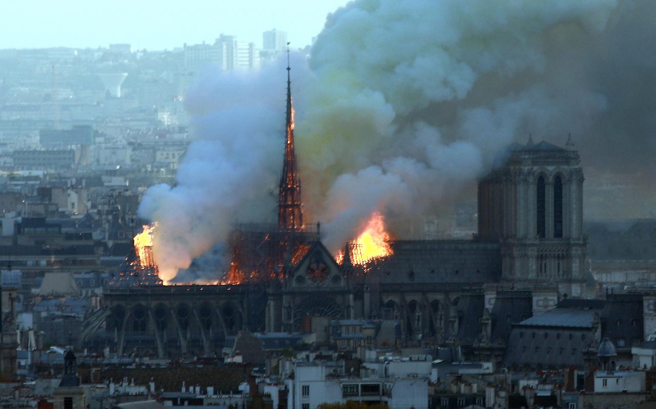 Die Pariser Kathedrale Notre-Dame brennt Mitte April 2019 lichterloh. Feuer schlägt aus dem Dachstuhl, dicker Rauch steigt auf und nebelt die Stadt ein.