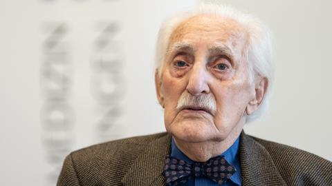 Der Holocaust-Überlebende Leon Weintraub spricht bei einem Pressegespräch an der Georg-August-Universität Göttingen. 