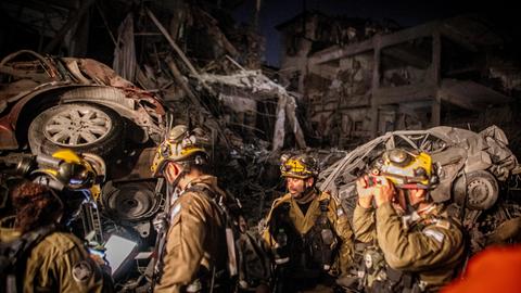 Israelische Soldaten durchsuchen Trümmer nach einem iranischen Bombenangriff in Ramat Gan am 14. Juni 2025. (Foto: Eyal Warshavsky / SOPA Images/Sipa USA)