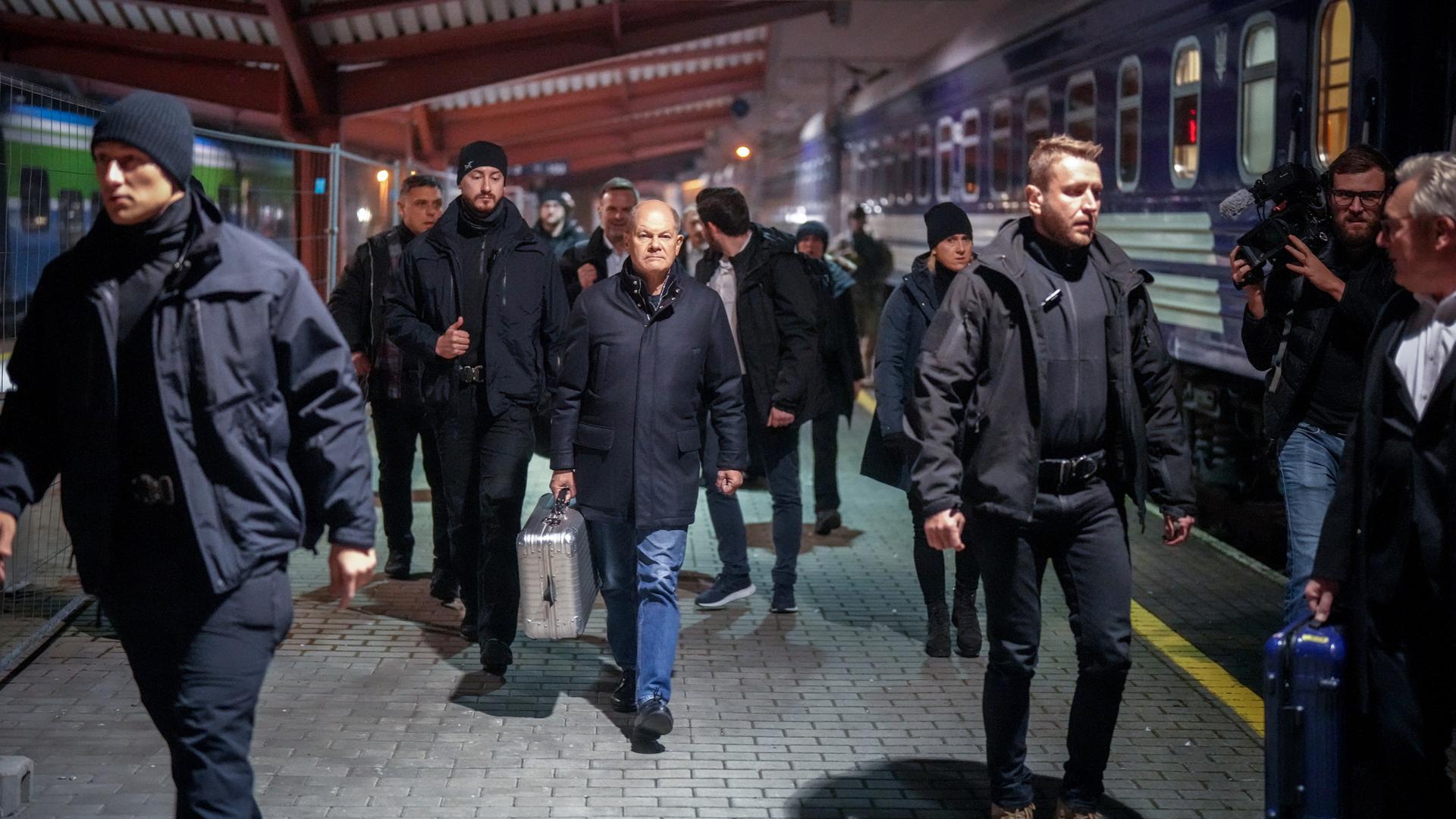 Przemysl: Bundeskanzler Olaf Scholz (SPD, M) geht in Begleitung von Sicherheitskräften auf dem Bahnhof der polnischen Grenzstadt Przemysl zum Sonderzug für die Fahrt in die ukrainische Hauptstadt Kiew. Przemysl: Bundeskanzler Olaf Scholz (SPD, M) geht in Begleitung von Sicherheitskräften auf dem Bahnhof der polnischen Grenzstadt Przemysl zum Sonderzug für die Fahrt in die ukrainische Hauptstadt Kiew.