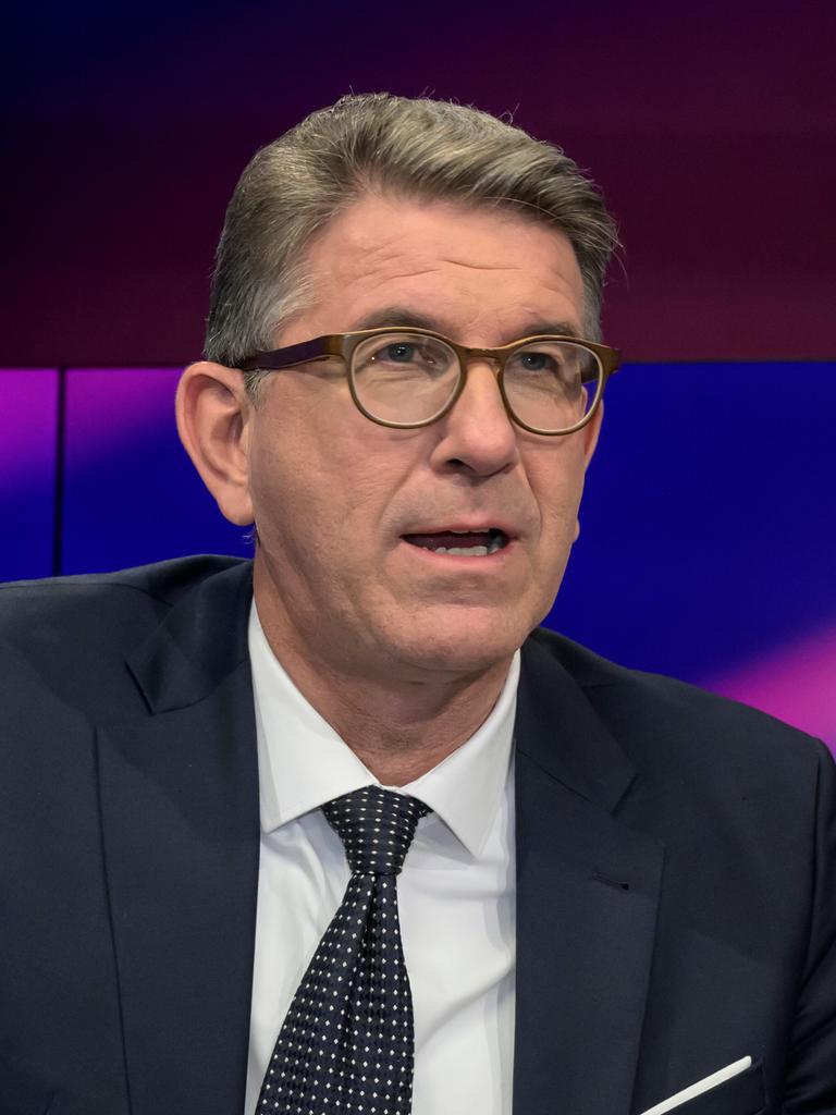 Der Publizist und Verleger Wolfram Weimer schaut mit offenem Mund in die Kamer. Er trägt eine Brille und einen Anzug.