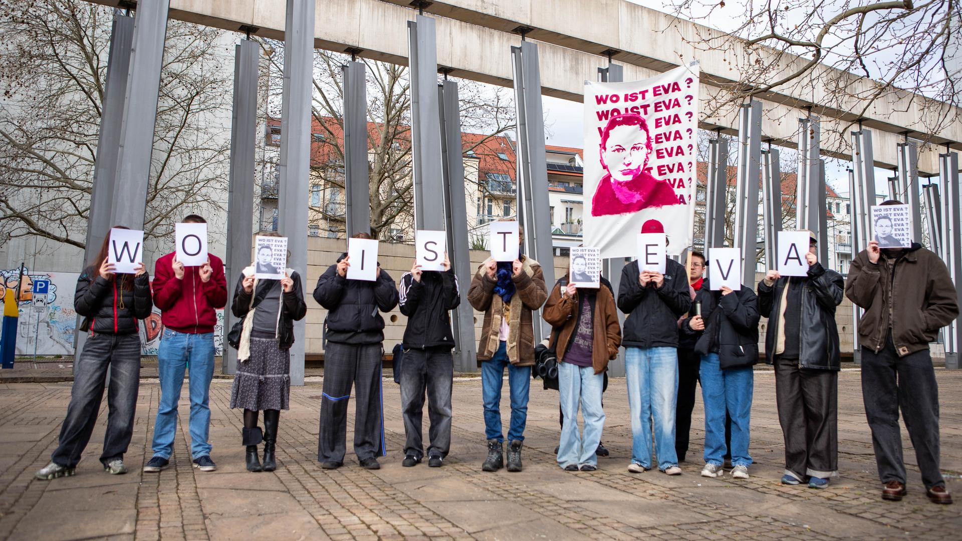 Mehrere Menschen beim Protest in Leipzig für die deutsche Journalistin Eva Maria Michelmann. Sie halten Schilder mit der Aufschrift hoch: Wo ist Eva?