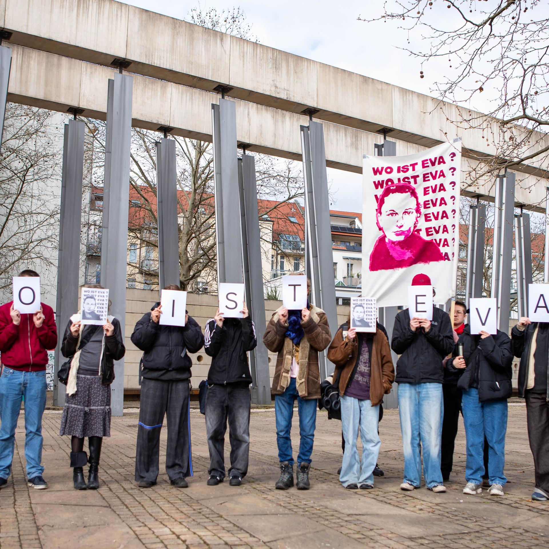Mehrere Menschen beim Protest in Leipzig für die deutsche Journalistin Eva Maria Michelmann. Sie halten Schilder mit der Aufschrift hoch: Wo ist Eva?