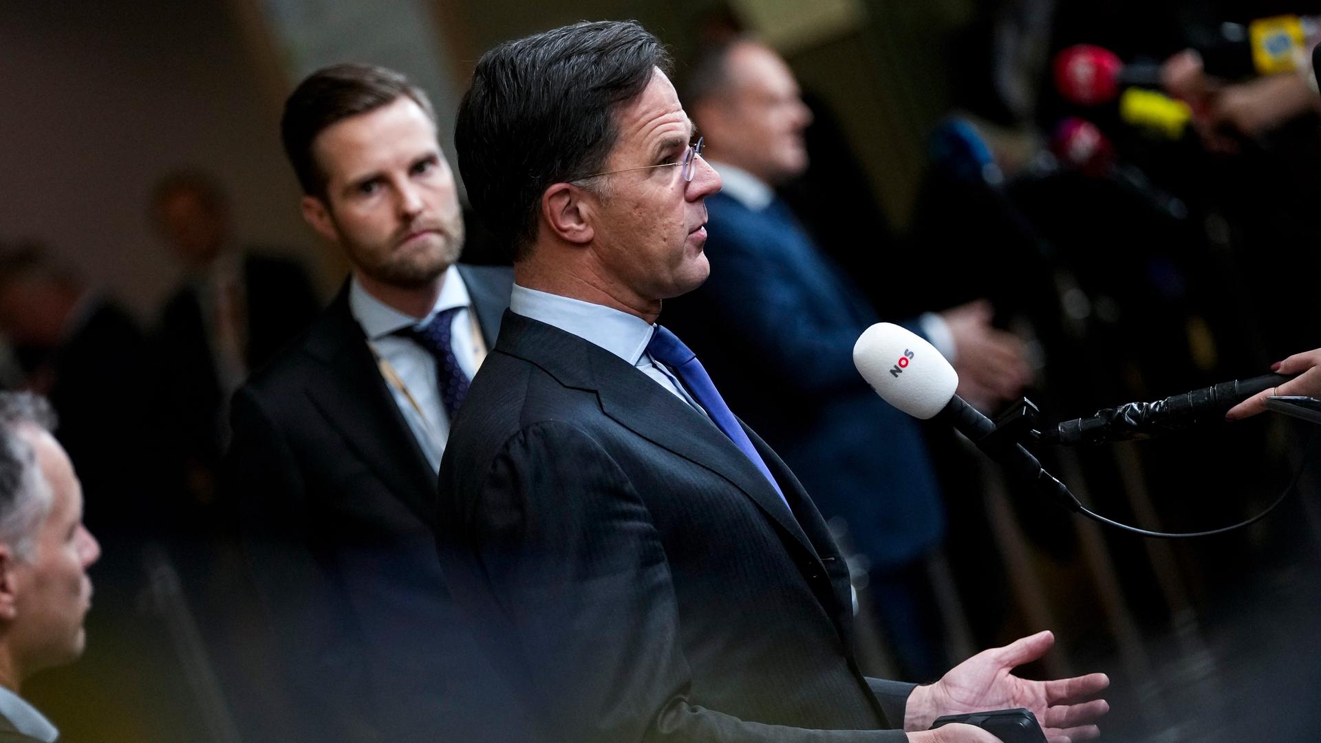 Der niederländische Ministerpräsident Rutte spricht beim EU-Gipfel in das Mikrofon eines Rundfunkanbieters.