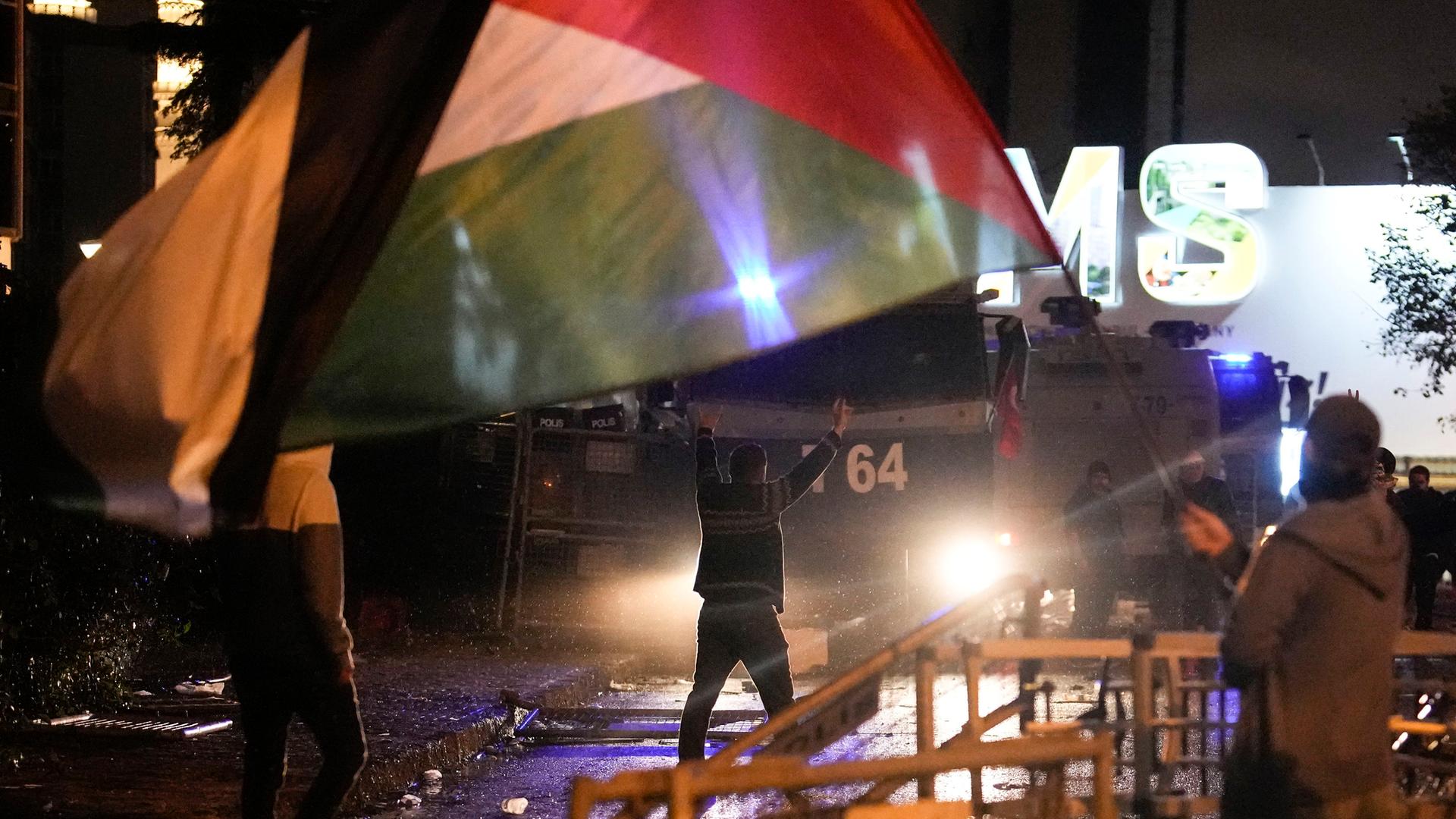 Türkei, Istanbul: Während einer Demonstration zur Solidarität mit den Palästinensern stoßen Menschen vor dem israelischen Konsulat in Istanbul, Türkei, mit Anti-Riot-Polizisten zusammen. Türkei, Istanbul: Während einer Demonstration zur Solidarität mit den Palästinensern stoßen Menschen vor dem israelischen Konsulat in Istanbul, Türkei, mit Anti-Riot-Polizisten zusammen.
