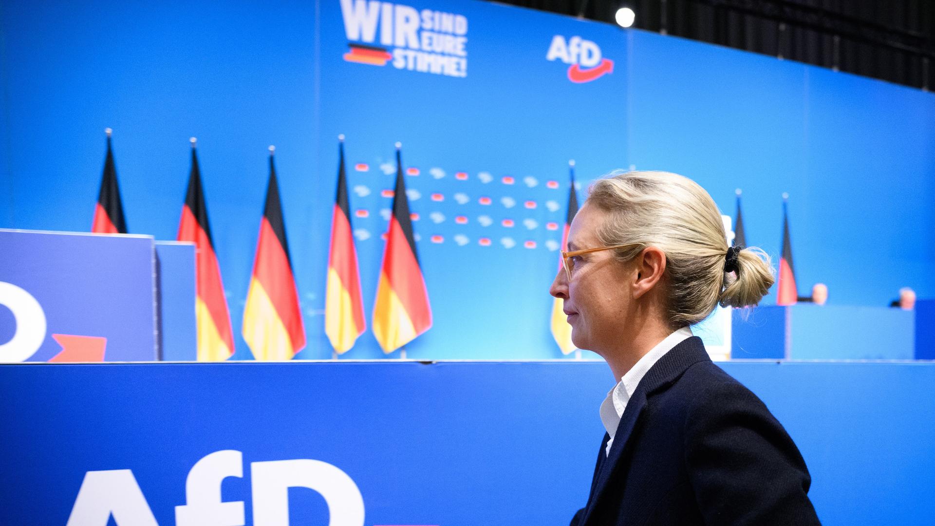 Alice Weidel, Bundesvorsitzende der AfD, geht nach ihrer erneuten Wahl zur Vorstandssprecherin beim Bundesparteitag in der Grugahalle in Essen auf die Bühne. 