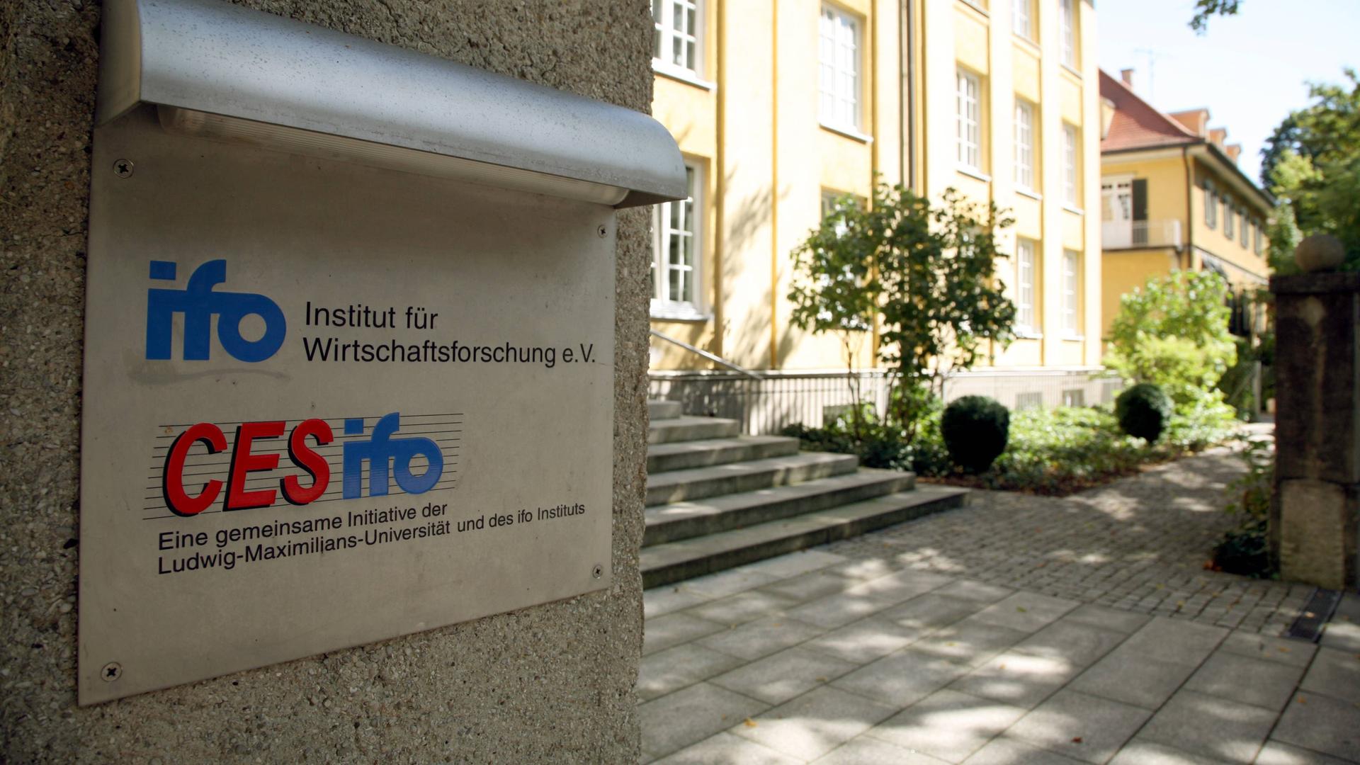 Das Eingangsschild des IFO-Instituts in München.
