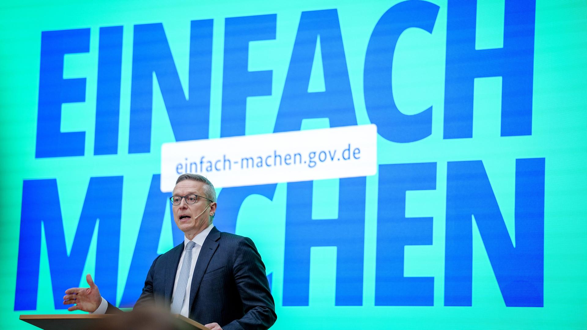 Berlin: Karsten Wildberger (CDU), Bundesminister für Digitalisierung und Staatsmodernisierung, gibt eine Pressekonferenz zur Vorstellung des EinfachMachen-Portals.