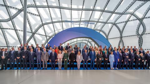 Bundeskanzler Merz steht neben Ursula von der Leyen, Olena Selenska, Selenskyj, Präsident der Ukraine, Meloni, Ministerpräsidentin von Italien, Tusk, Ministerpräsidentt von Polen bei der Wiederaufbaukonferenz für die Ukraine.