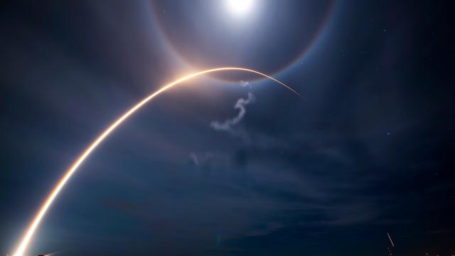 Lichtbogen einer abhebenden SpaceX-Rakete, die vom Kennedy Space Center Starlink-Satelliten in die Umlaufbahn bringt