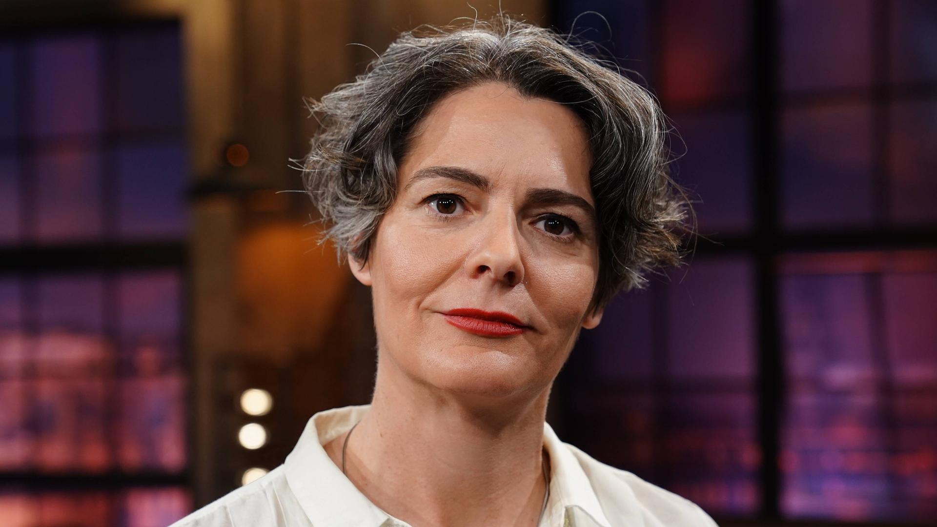 Brenda Strohmaier im Fernsehstudio