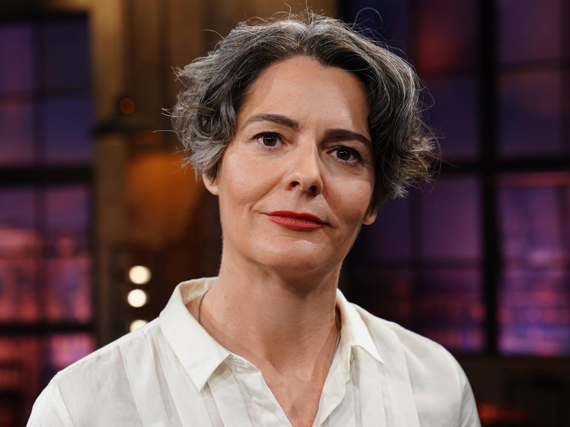 Brenda Strohmaier im Fernsehstudio