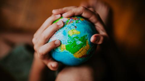 Ein Globus in Kinderhänden. 