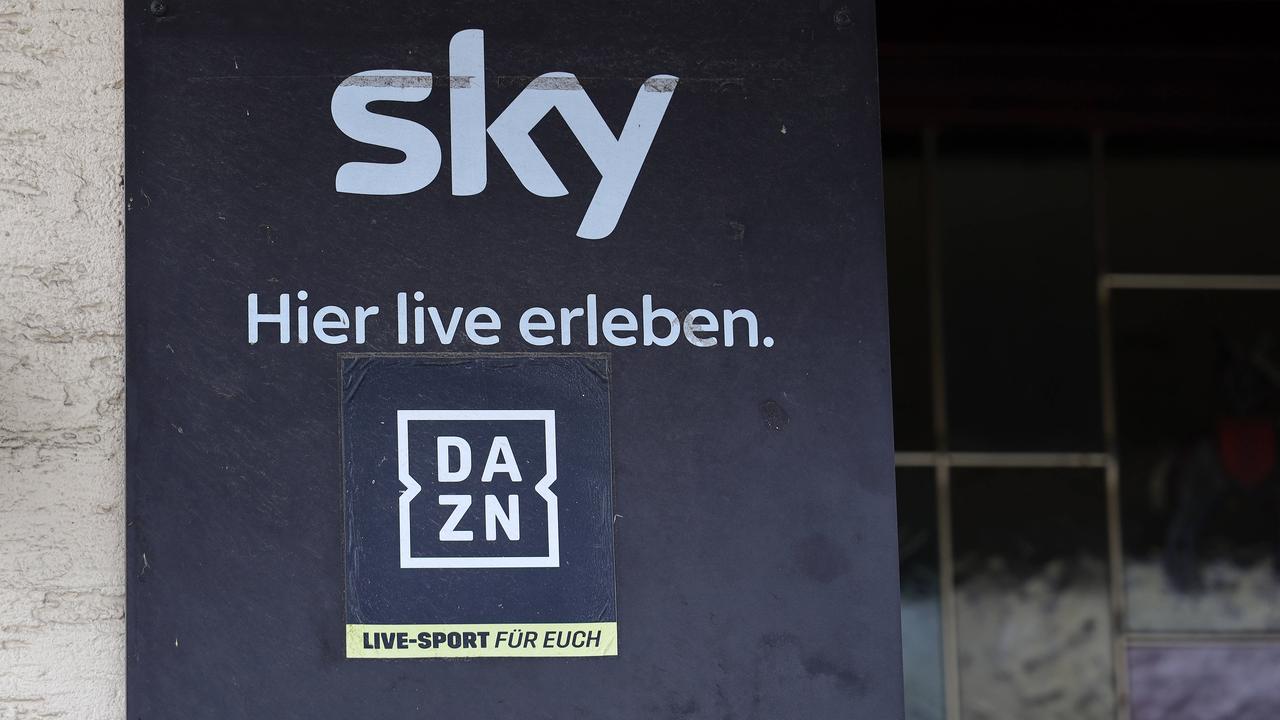 Sportbar mit Logos von DAZN und Sky