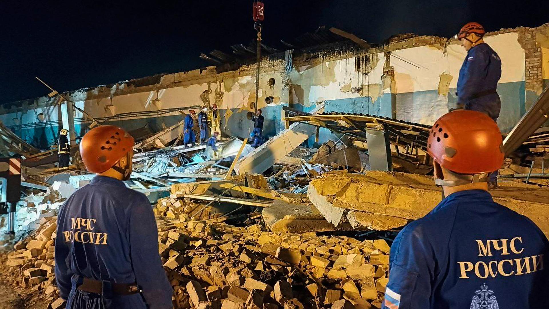 Gebiet Rjasan: Auf diesem vom Pressedienst des russischen Katastrophenschutzministeriums veröffentlichten Foto arbeiten Mitarbeiter des Katastrophenschutzministeriums in den Trümmern einer Rüstungsfabrik nach einer schweren Explosion. Gebiet Rjasan: Auf diesem vom Pressedienst des russischen Katastrophenschutzministeriums veröffentlichten Foto arbeiten Mitarbeiter des Katastrophenschutzministeriums in den Trümmern einer Rüstungsfabrik nach einer schweren Explosion.