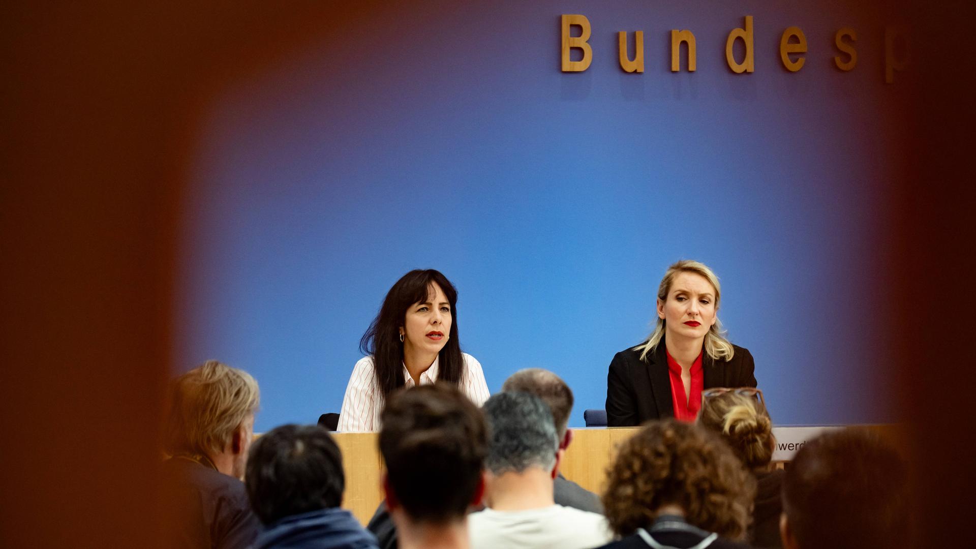 Spitzenkandidatin in Berlin Elif Eralp und Co-Parteivorsitzende der Linken Ines Schwerdtner in der Bundespressekonferenz in Berlin am 21.09.2026.