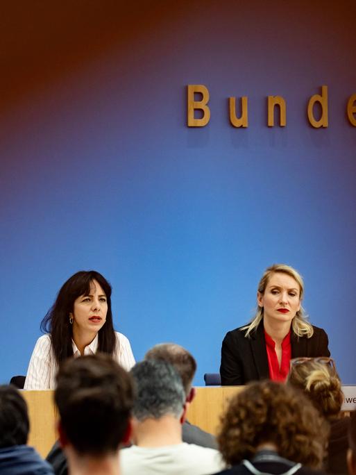 Spitzenkandidatin in Berlin Elif Eralp und Co-Parteivorsitzende der Linken Ines Schwerdtner in der Bundespressekonferenz in Berlin am 21.09.2026. Spitzenkandidatin in Berlin Elif Eralp und Co-Parteivorsitzende der Linken Ines Schwerdtner in der Bundespressekonferenz in Berlin am 21.09.2026.