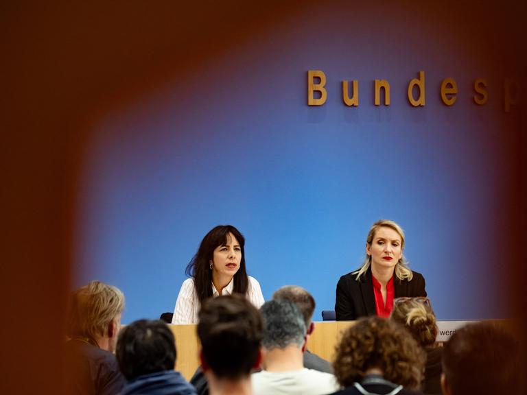 Spitzenkandidatin in Berlin Elif Eralp und Co-Parteivorsitzende der Linken Ines Schwerdtner in der Bundespressekonferenz in Berlin am 21.09.2026. Spitzenkandidatin in Berlin Elif Eralp und Co-Parteivorsitzende der Linken Ines Schwerdtner in der Bundespressekonferenz in Berlin am 21.09.2026.
