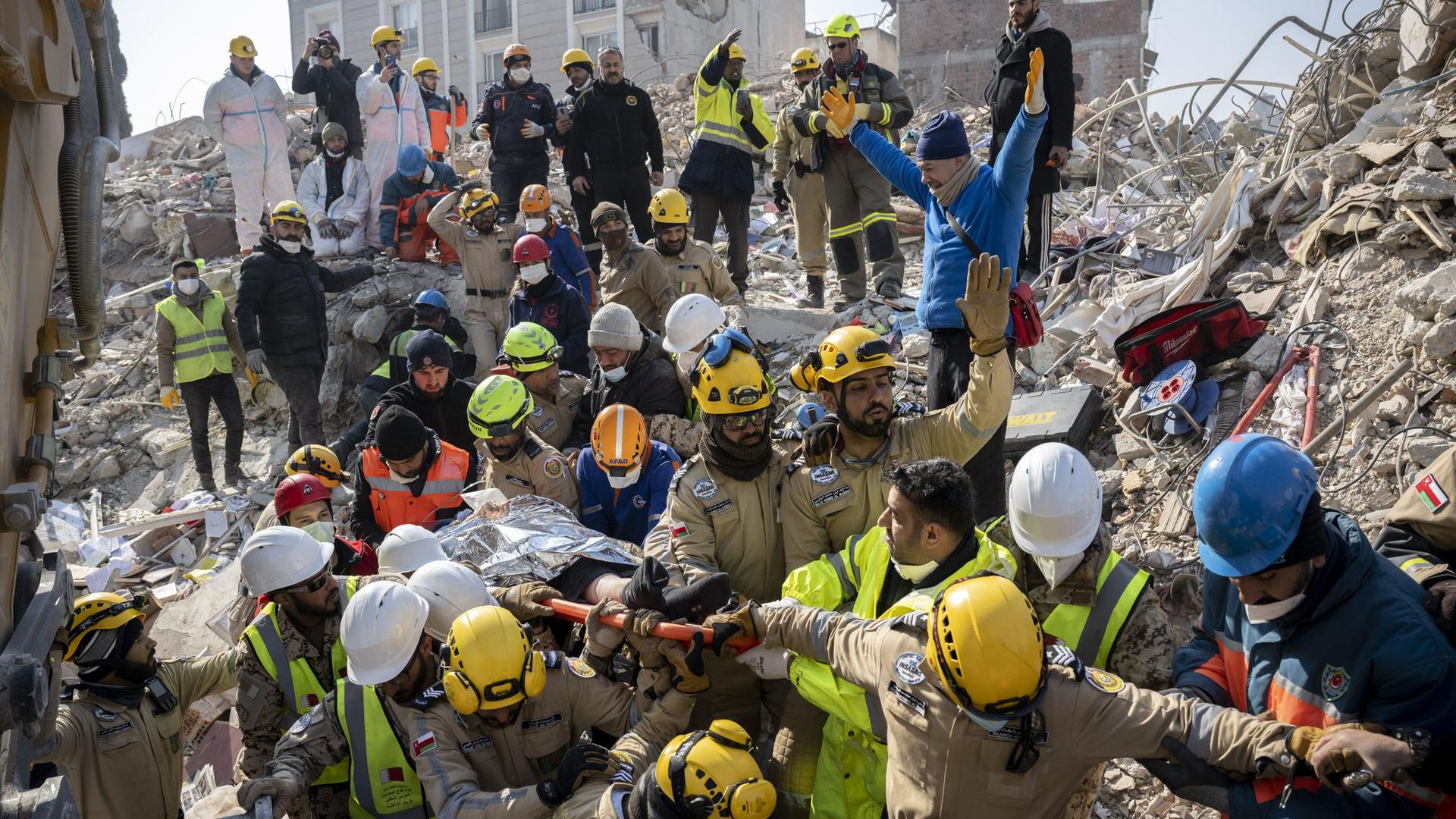Eine Frau wird gerettet nach dem Erdbeben in der Türkei.