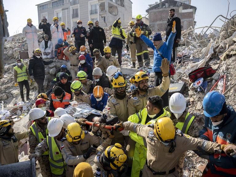 Eine Frau wird gerettet nach dem Erdbeben in der Türkei.