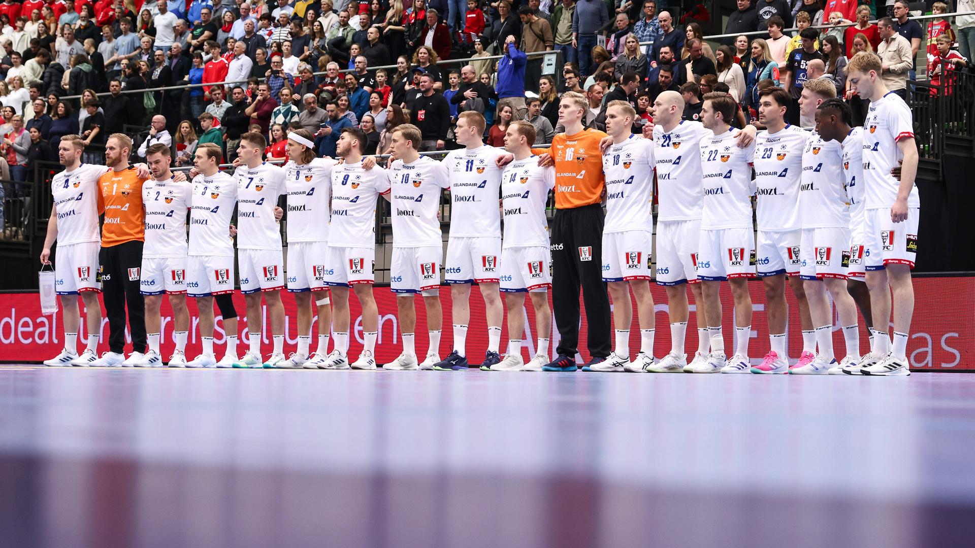 Die Spieler der isländischen Nationalmannschaft bei der Hymne vor einem EM-Testspiel gegen Österreich.