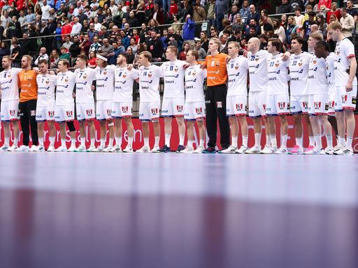 Die Spieler der isländischen Nationalmannschaft bei der Hymne vor einem EM-Testspiel gegen Österreich.