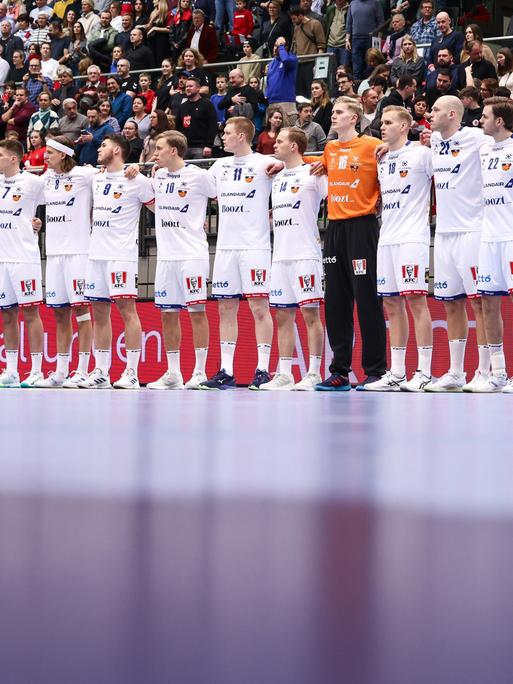 Die Spieler der isländischen Nationalmannschaft bei der Hymne vor einem EM-Testspiel gegen Österreich.