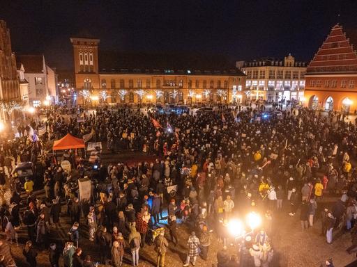 Zahlreiche Menschen stehen auf dem Markt in Greifswald und demonstrieren gegen die AfD und gegen Rechtsextremismus.