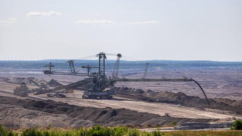 Eine Maschine, die wie ein Monster aus Stahl aussieht: Der Braunkohlebagger. Eine Maschine, die wie ein Monster aus Stahl aussieht: Der Braunkohlebagger.