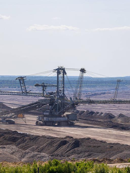 Eine Maschine, die wie ein Monster aus Stahl aussieht: Der Braunkohlebagger. 
