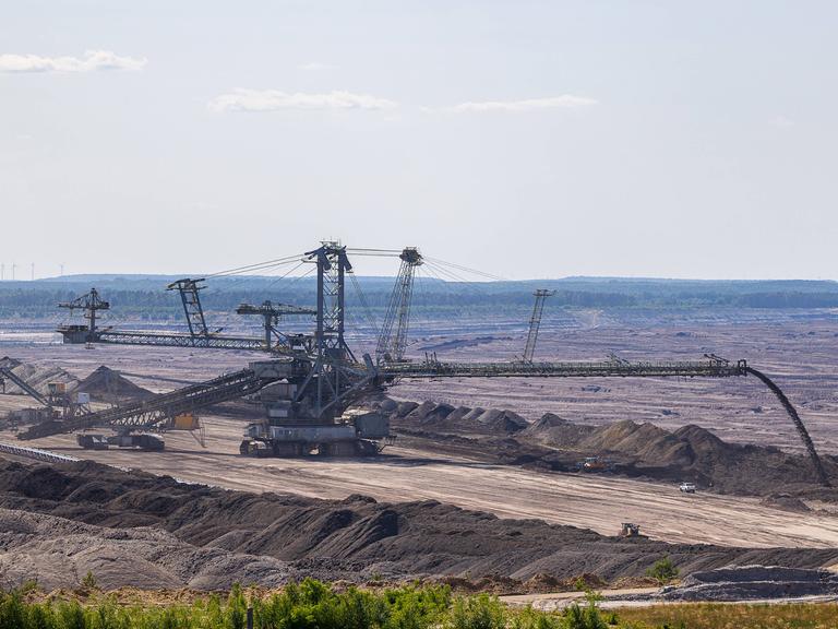 Eine Maschine, die wie ein Monster aus Stahl aussieht: Der Braunkohlebagger. 