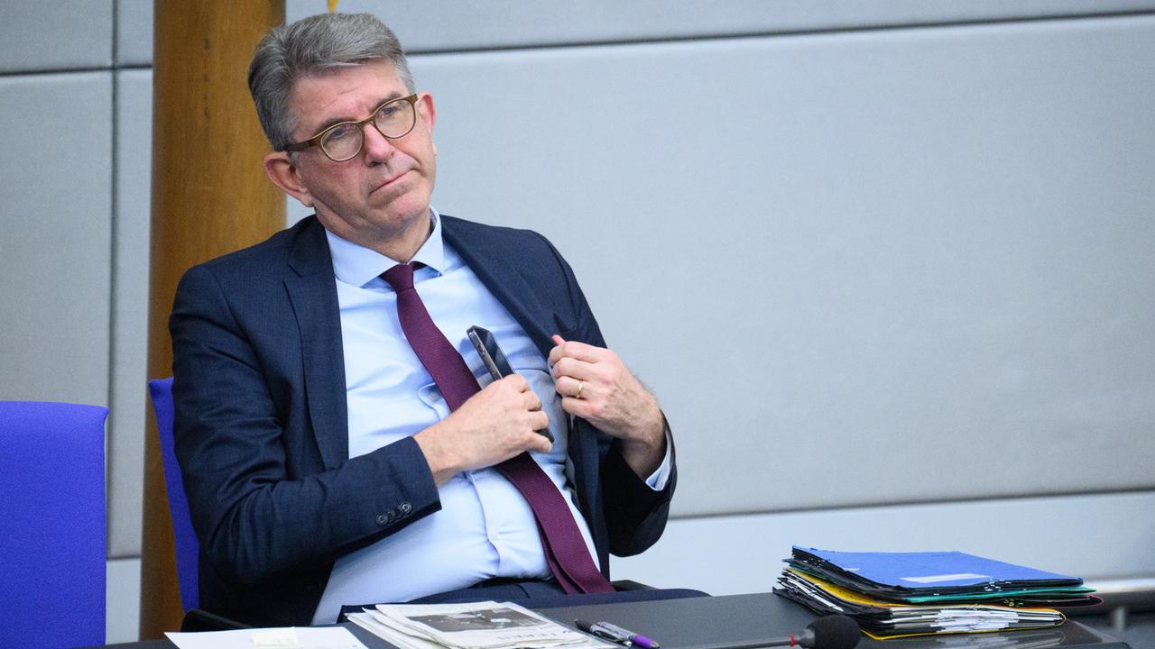 Das Bild zeigt Weimer mit dunklem Jackett, hellblauem Hemd und rote Krawatte im Bundestag sitzend. 