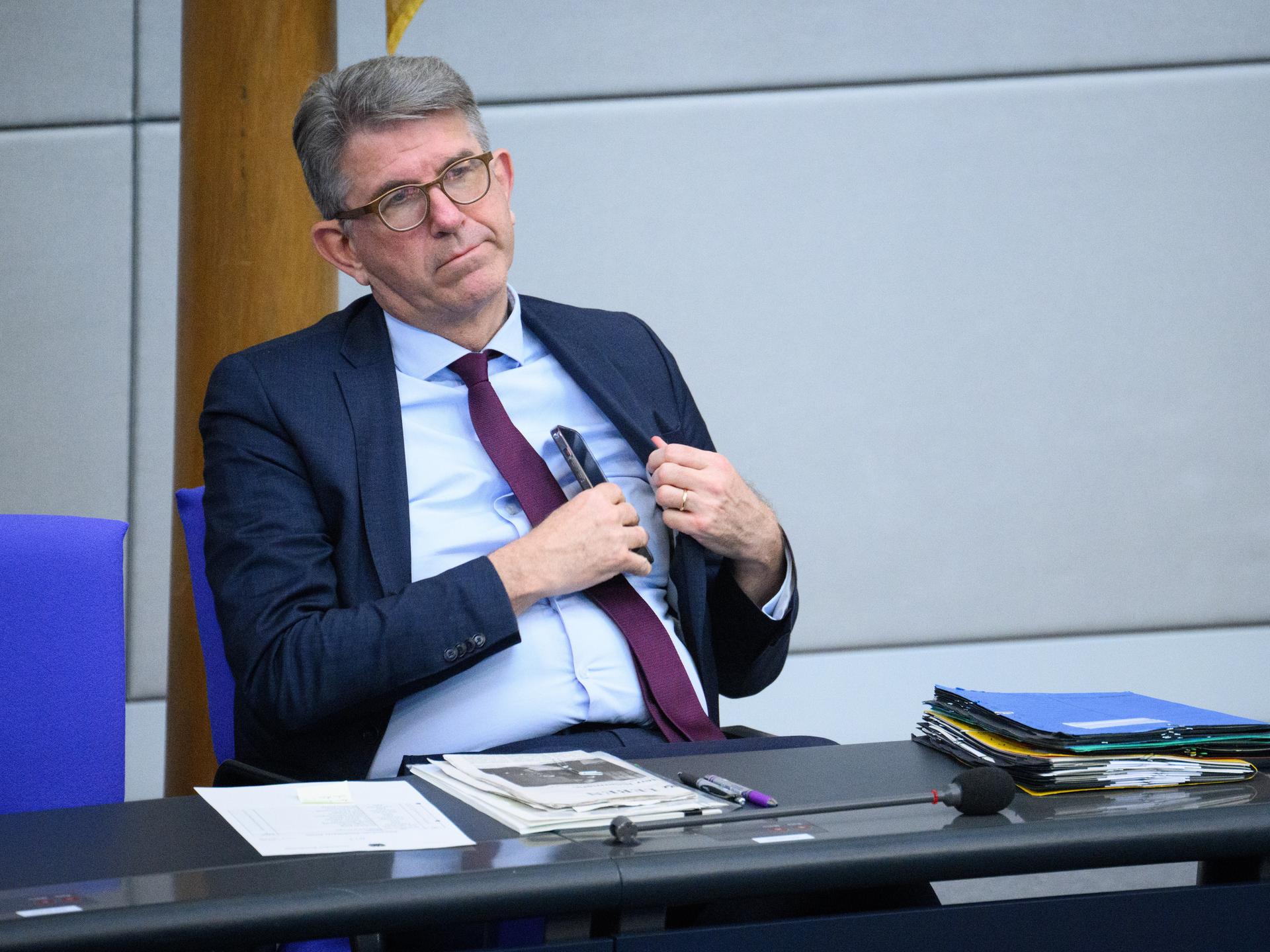 Wolfram Weimer (parteilos), Staatsminister für Kultur und Medien, sitzt bei der Debatte über die Klima- und Energiepolitik in der 59. Plenarsitzung der 21. Legislaturperiode im Deutschen Bundestag. 