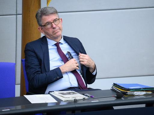 Wolfram Weimer (parteilos), Staatsminister für Kultur und Medien, sitzt bei der Debatte über die Klima- und Energiepolitik in der 59. Plenarsitzung der 21. Legislaturperiode im Deutschen Bundestag. 