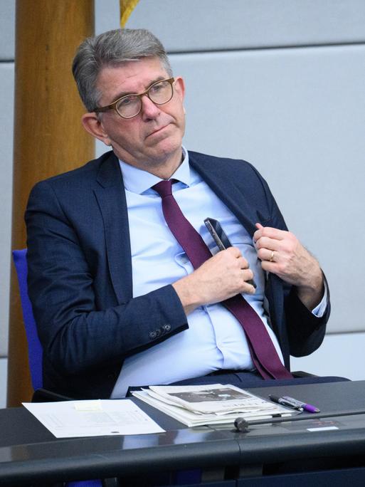 Wolfram Weimer (parteilos), Staatsminister für Kultur und Medien, sitzt bei der Debatte über die Klima- und Energiepolitik in der 59. Plenarsitzung der 21. Legislaturperiode im Deutschen Bundestag. 