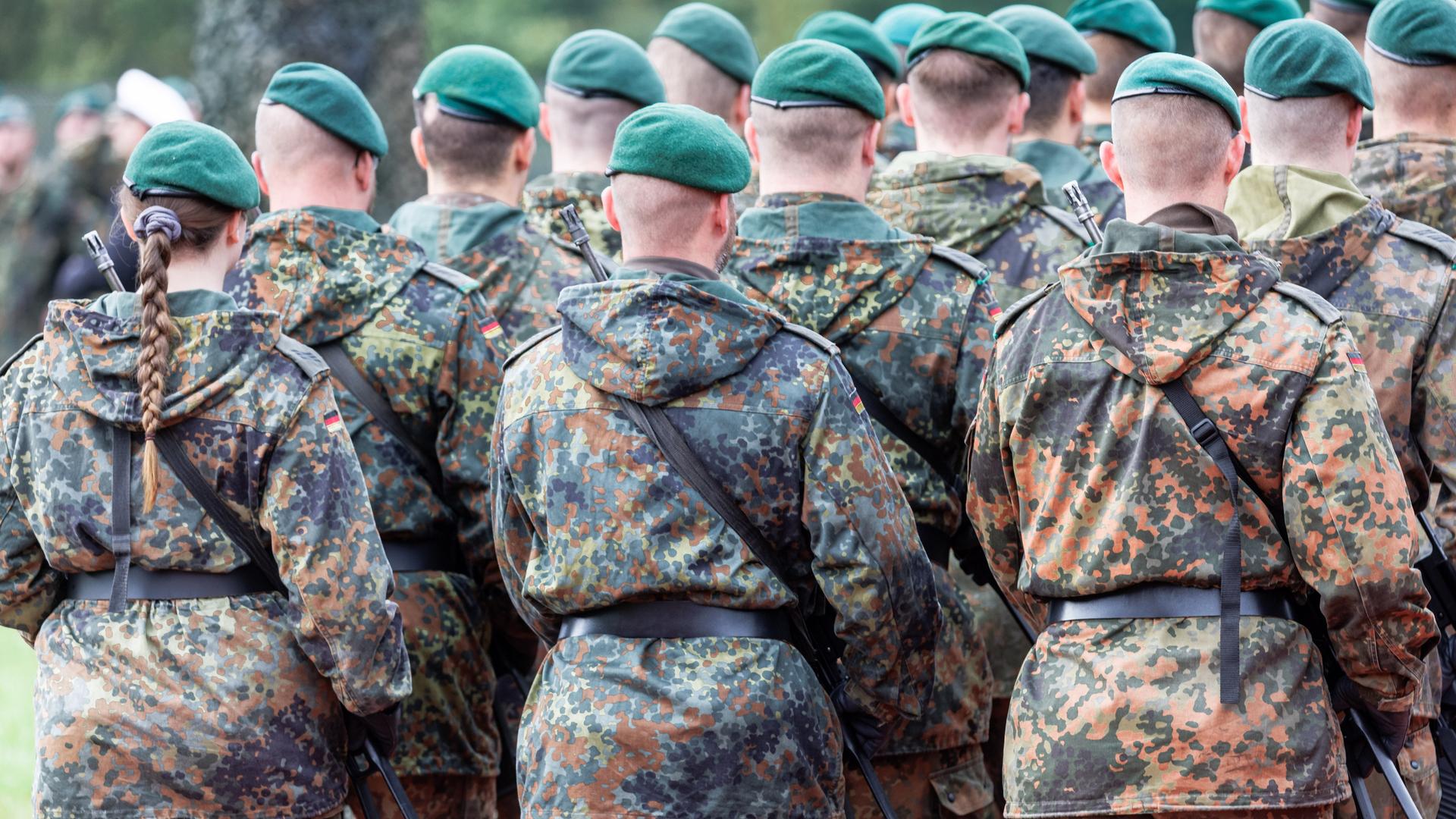 Soldaten marschieren zum Rückkehrappell in der Ernst-Moritz-Arndt-Kaserne auf.