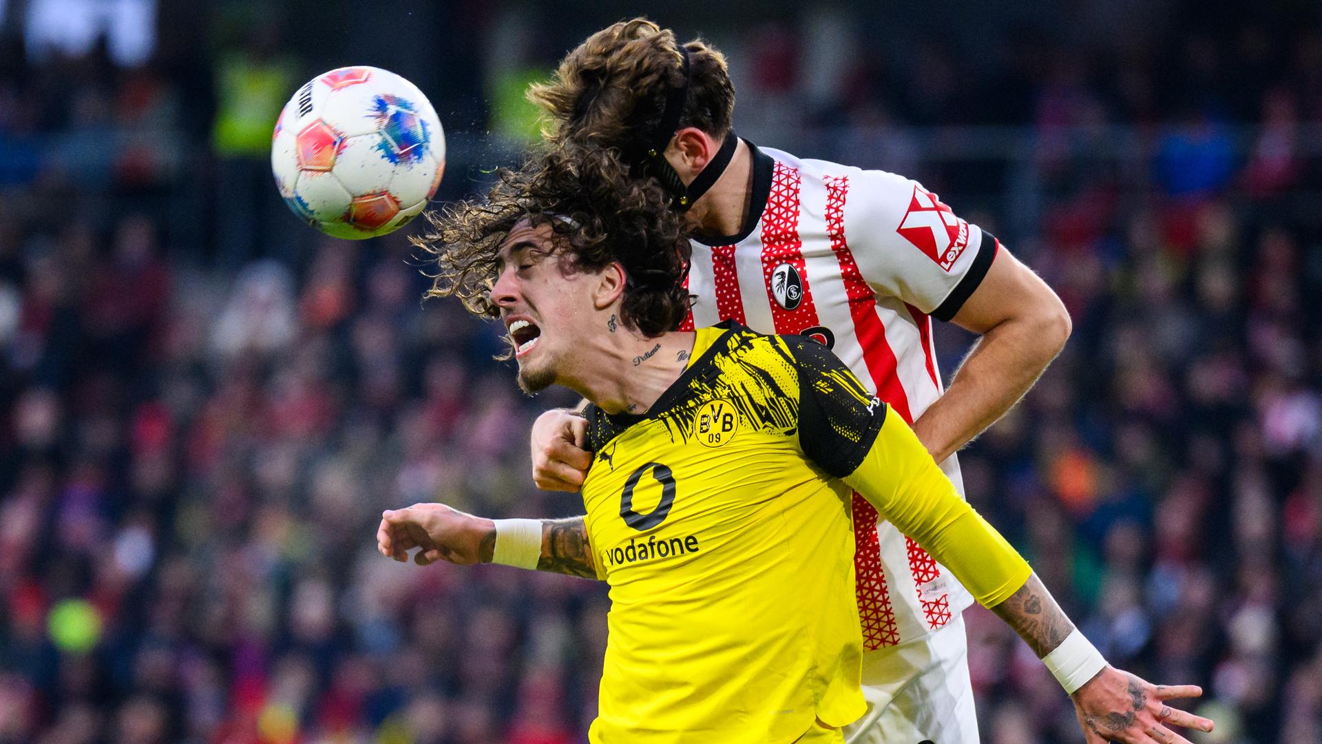 Das Bild zeigt die beiden Spieler beim Kopfballduell. Das Gesicht von Silva ist verzerrt; Eggestein trägt eine Gesichtsmaske. Silvas Trikot ist gelb, das von Eggestein rot-weiß-längsgestreift. Das Bild zeigt die beiden Spieler beim Kopfballduell. Das Gesicht von Silva ist verzerrt; Eggestein trägt eine Gesichtsmaske. Silvas Trikot ist gelb, das von Eggestein rot-weiß-längsgestreift.