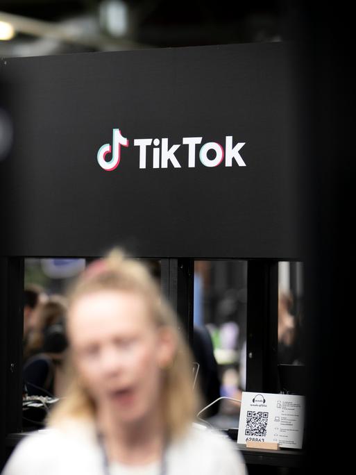 Teilnehmer am Stand vom Videoportal und Sponsor TikTok vom chinesischen Unternehmen ByteDance auf der Re:publica 24.