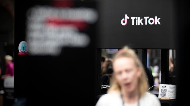 Teilnehmer am Stand vom Videoportal und Sponsor TikTok vom chinesischen Unternehmen ByteDance auf der Re:publica 24.