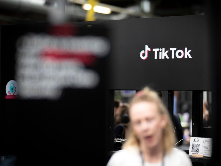Teilnehmer am Stand vom Videoportal und Sponsor TikTok vom chinesischen Unternehmen ByteDance auf der Re:publica 24.