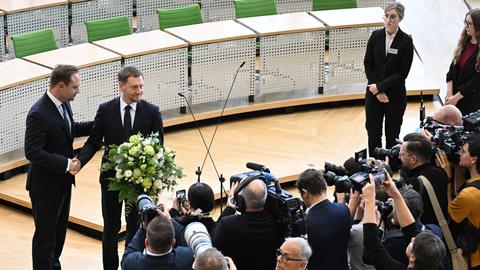 Michael Kretschmer (CDU, 2.v.l) nimmt nach der Wahl zum Ministerpräsidenten von Sachsen im Plenarsaal im Sächsischen Landtag Glückwünsche von Alexander Dierks, Landtagspräsident von Sachsen, entgegen. 