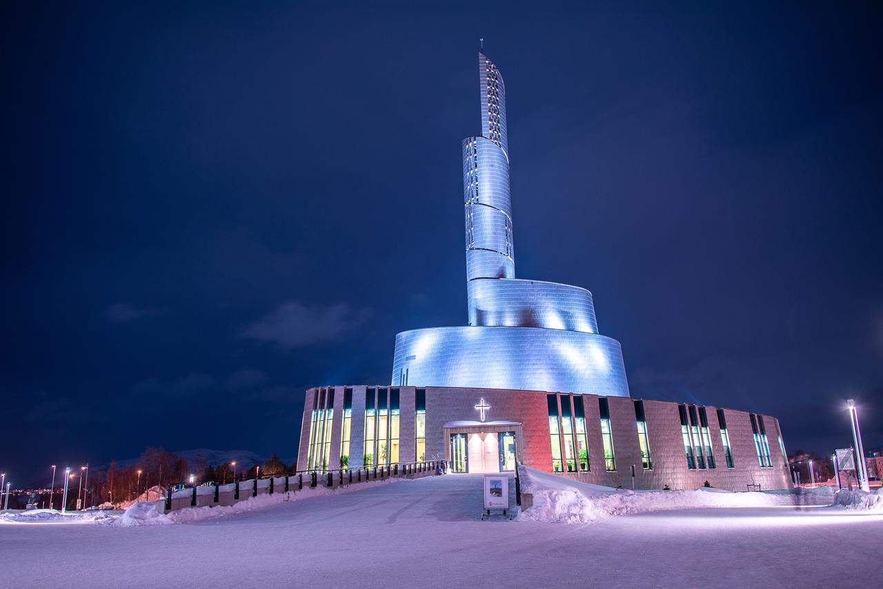 Nordlichtkathedrale in Alta, Norwegen. Der Bau hat keinen rechten Winkel.